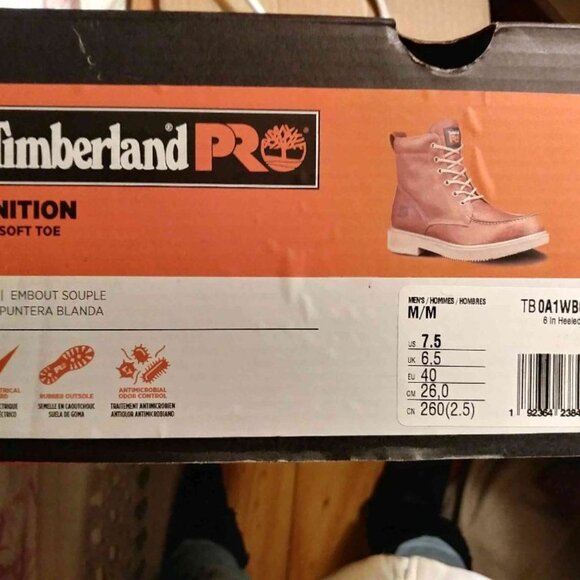 Timberland men\'s boots size 7 1/2, New in box main image 5